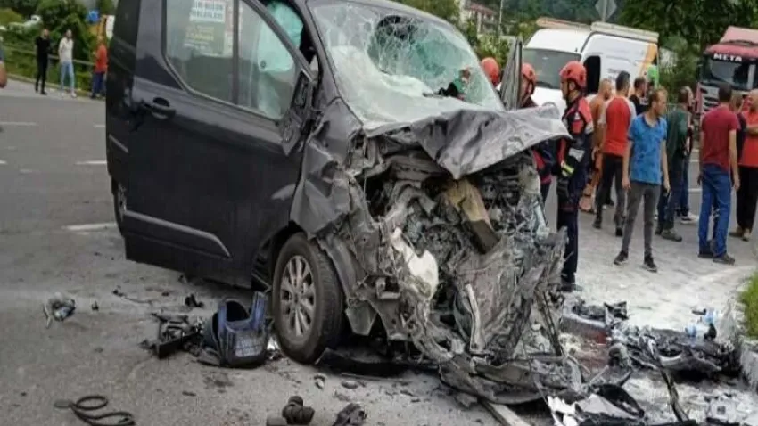 Yakıt tankeri ile minibüs çarpıştı: 5 yaralı haberinin görseli