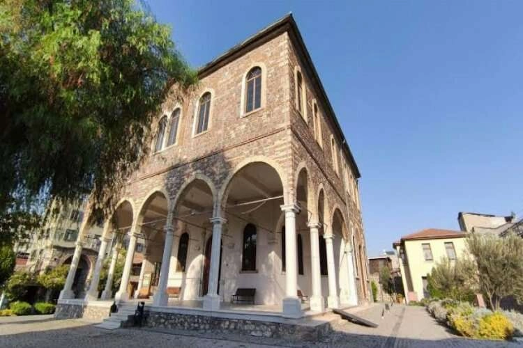 Tarihi kilisedeki partiye tepki: Mabedimizde içki içildi! haberinin görseli