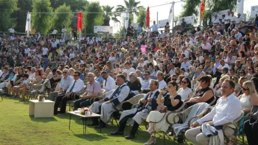 ++EGE-EDEBİYAT FAKÜLTESİ 42'İNCİ DÖNEM MEZUNLARI KEP ATTI (1) (Özel)