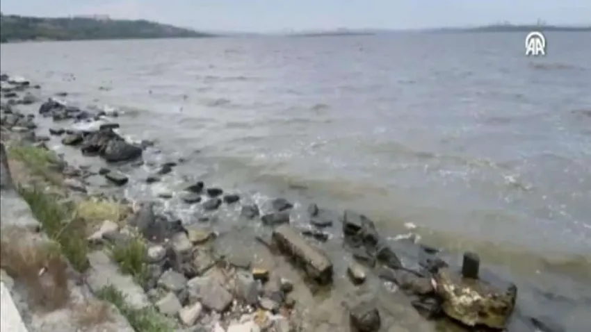 Küçükçekmece Gölü renk değiştirdi