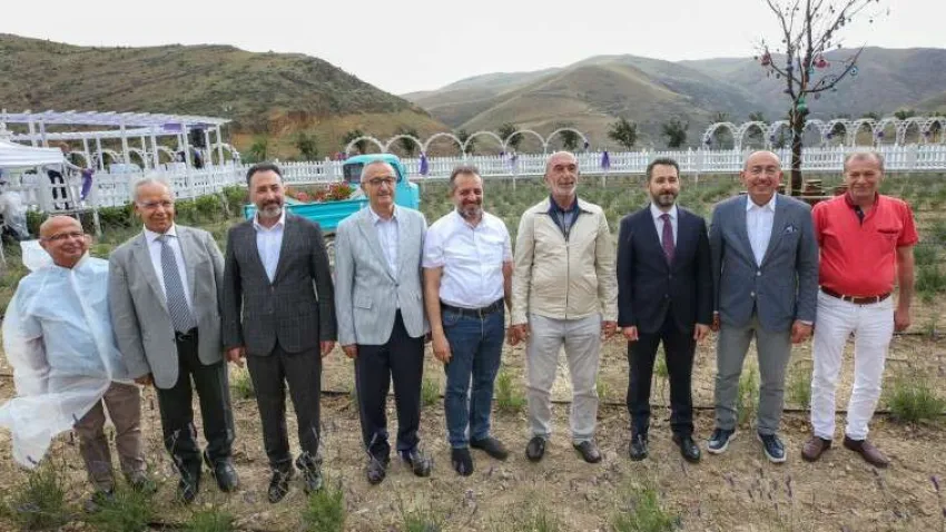 Meram Belediyesi tarafından Dere Mahallesi’nde 20 bin metrekarelik araziye kurulan lavanta bahçesi düzenlenen törenle açıldı. Törende misafirlerine lavanta bahçesi hakkında bilgi veren Meram Belediye Başkanı Mustafa Kavuş, lavanta bahçesinin 20 bin metrekarelik bir alanın 10 bin metrekaresi içerisinde ziyaretçilerini ağırlayacağını belirterek, “Yapılan 190 metre ahşap iskele yol ile ziyaretçilerimiz rahatlıkla burayı gezebilecek. İçerisinde bulunan, mermer su havuz pergolesi, oturma bankları, seyir terası, salıncak terası, 365 metrelik sağlıklı yaşam parkuru ve 100 metrelik gül kemerleri ile ziyaretçilere sosyal donatılarıyla da keyifli anlar yaşatacak. Bahçemize diktiğimiz birbirinden güzel diğer çiçeklerimiz de bahçemizin güzelliğine güzellik katacak” dedi.