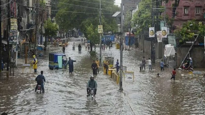 Muson yağmurları 50 kişiyi hayattan kopardı haberinin görseli