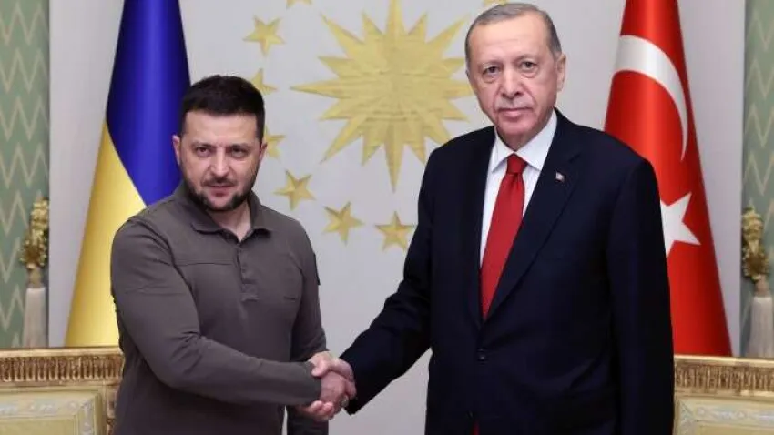 Cumhurbaşkanı Erdoğan, davetine icabetle İstanbul'a gelen Ukrayna Devlet Başkanı Zelenskiy'i Vahdettin Köşkü'nde törenle karşıladı. Karşılamada tokalaşan iki lider, daha sonra baş başa görüşmeye geçti.