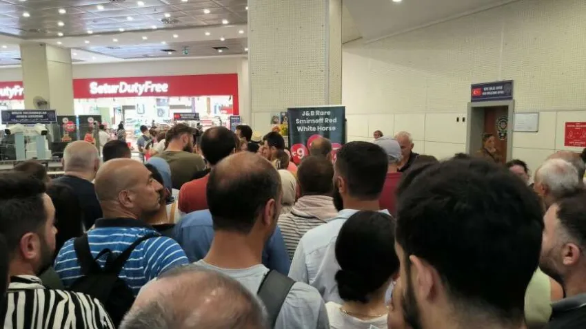 Resmi Gazete'de yayınlanan vergi oranları artışında yurt dışından getirilen cep telefonlarının kaydedilmesi için gereken harcın 20 bin TL’ye çıkarılması kararı üzerine Artvin’deki Sarp Sınır Kapısı'nda yoğunluk yaşandı. Yeni tarih bu gece başlayacağından 20 bin lira yerine 6 bin lira ödemek için vatandaşlar saatlerle yarışmaya başladı.