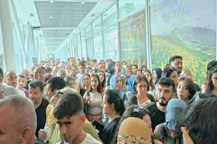Vergilere zam geldi vatandaş sınır kapısına koştu! haberinin görseli