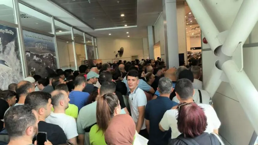 Artvin’in Kemalpaşa ilçesinde bulunan ve Türkiye'nin Gürcistan üzerinden Kafkaslar ile Orta Asya ülkelerine açılan Sarp Sınır Kapısı'nda yurt dışından alınan telefonların kayıt harcı yoğunluğu yaşanıyor. Gece yarısı Resmi Gazetede yayınlanan vergi oranlarıyla yurt dışından alınan telefonların kayıt altına alınması ücreti 6 bin 91 liradan 20 bin liraya yükseltildi.