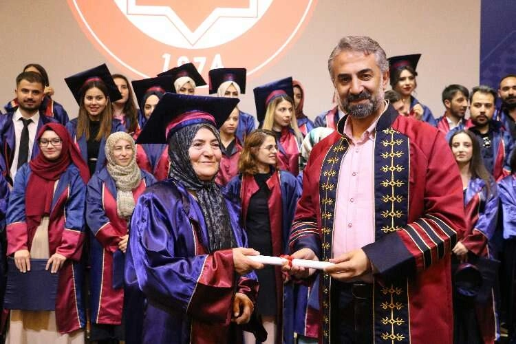 Eğitimin yaşı yok: 66 yaşında üniversiteden mezun oldu haberinin görseli