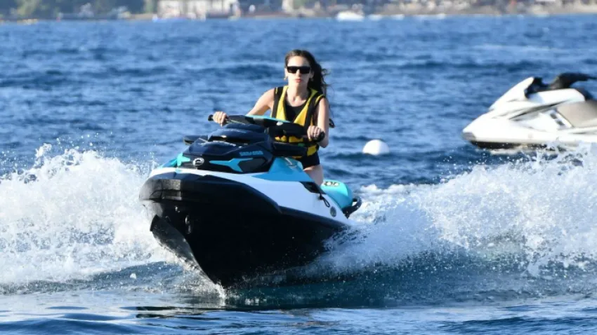 YAĞMUR TANRISEVSİN'İN JET-SKİ ŞOVU