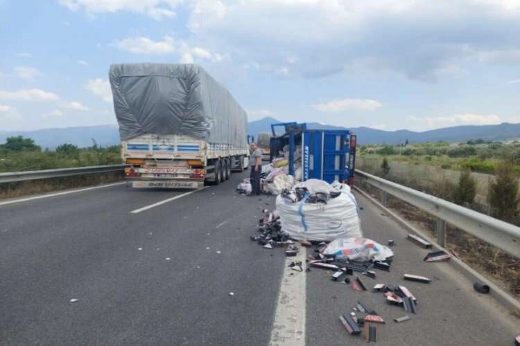 İzmir'de kaza: Ölümden döndüler haberinin görseli