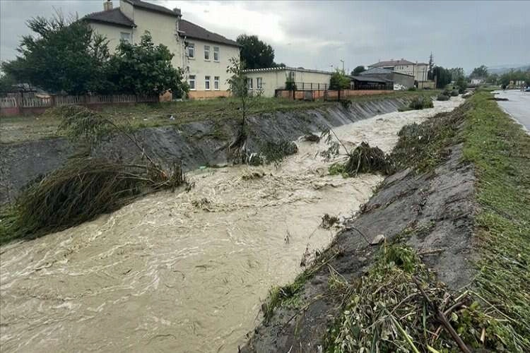 Sakarya'da sağanak: Bazı cadde ve bahçeleri su bastı