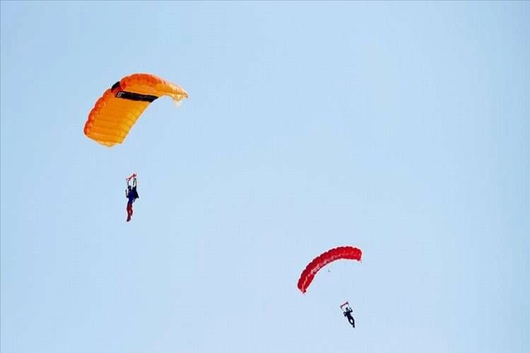 Paraşütçüler Eskişehir'de buluştu haberinin görseli