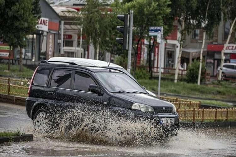 Erzurum'da dolu ve sağanak etkili oldu