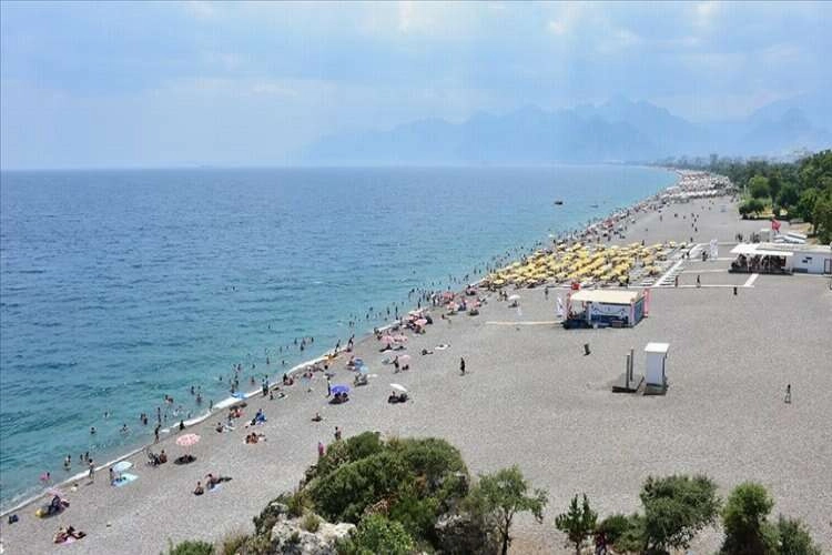 Antalya sahillerinde sıcak hava yoğunluğu