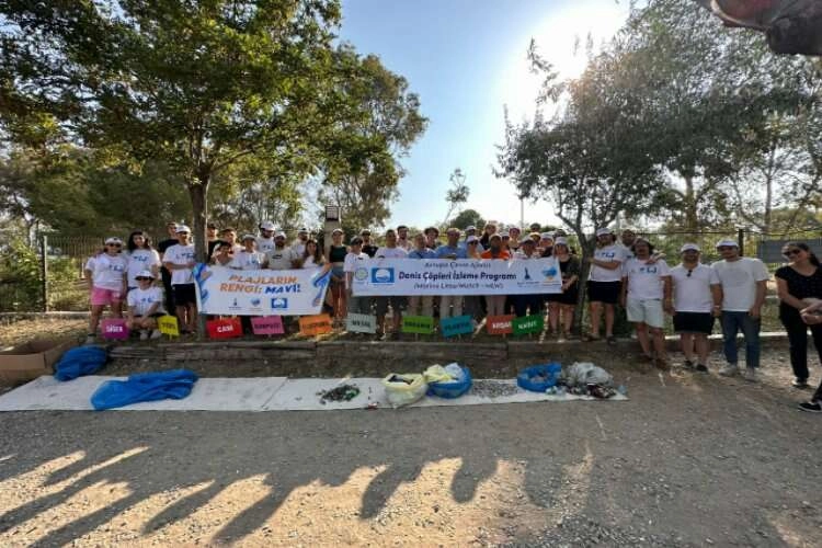 İzmir'de deniz çöpü izleme etkinliği düzenlendi haberinin görseli