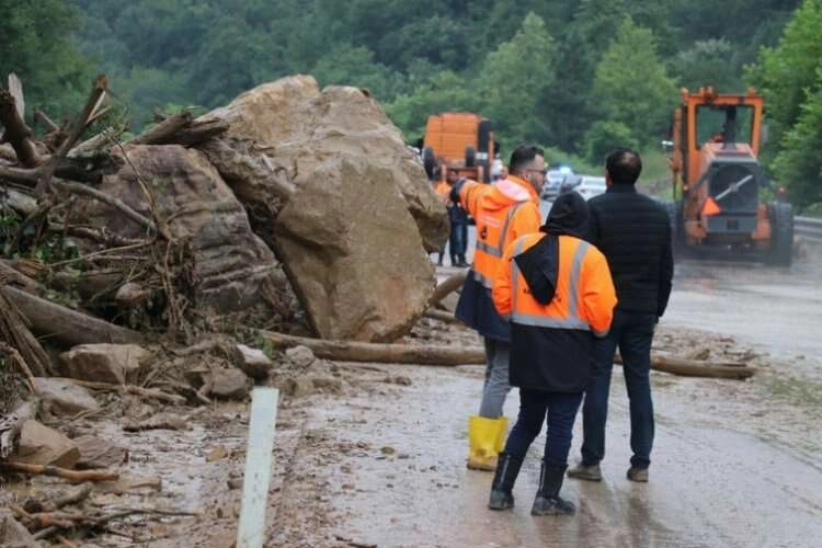 Zonguldak'taki heyelan yolları kapattı haberinin görseli