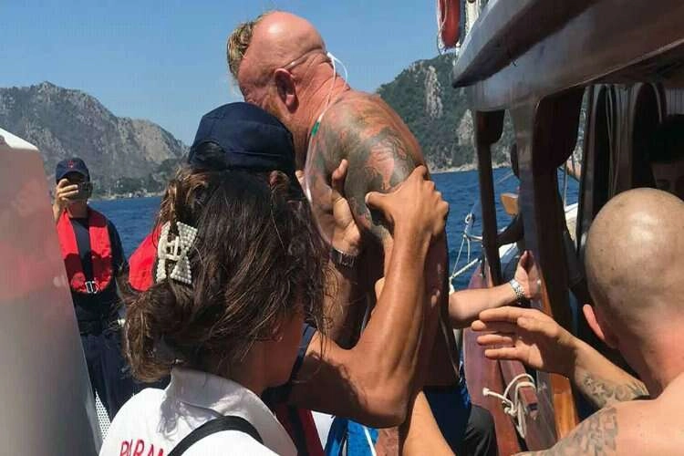 Tekne gezisinde yaralanan turiste tıbbi müdahale haberinin görseli