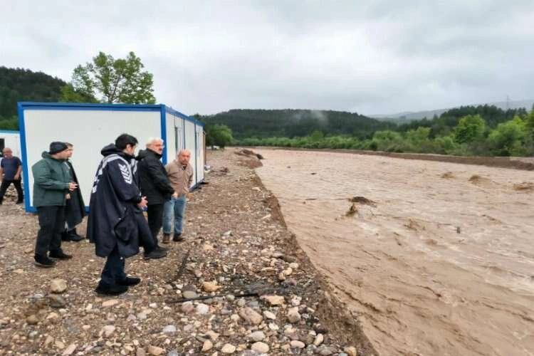 Mengen-Pazarköy yolu trafiğe kapatıldı haberinin görseli