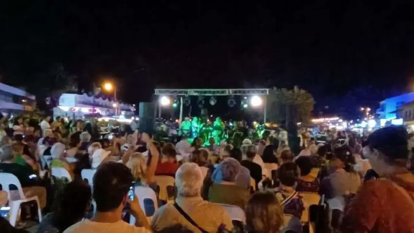 Nihat Dirim Barış ve Demokrasi Meydanı’nda ki konseri Foça Kaymakamı Mehmet Türköz, Jandarma Komando Okulu ve Eğitim Merkezi Komutanı Tümgeneral Halil Şen, Foça Belediye Başkanı Fatih Gürbüz’de izledi.  2015 yılında gitarist ve vokal  Oral Girginer tarafından kurulan grupta baterist Naci Üstün  ve klavyeli çalgılarda Orcan Girginer ile birlikte Sakız Adası’ndan buzukisiyle Giannis Bris ve solist Despoina Tsourou ‘da yer aldı.