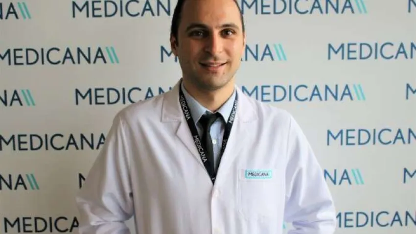 Beslenme ve Diyet Uzmanı Uz. Diyetisyen Veysel Ciğerli, yaz aylarında sebze-meyve tüketimine ağırlık verilmesini ve vücutta oluşan su kaybı nedeniyle günde 2-2,5 litre su tüketilmesini tavsiye ediyor. Yeterli ve dengeli beslenmenin önemine dikkat çeken Uz. Diyetisyen Veysel Ciğerli, 4 ana besin grubu olan et ürünleri, süt ürünleri, tahıl ürünleri ve sebze-meyveyi yeterli ve dengeli miktarda çeşitlilik sağlayarak tüketmenin yaz mevsimini sağlıklı bir şekilde geçirmenin anahtar noktalarından biri olduğunu söyledi. Uzun süre açlığın metabolizmanın yavaş çalışmasına sebep olacağını belirten Ciğerli, öğün saatlerinin kaçırılmamasını, 2 buçuk saatlik aralarla, 3 ana ve 3 ara öğün olarak beslenilmesi gerektiğini ifade etti.