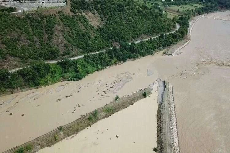 Zonguldak'ta 6 köyü ilçeye bağlayan yol çöktü