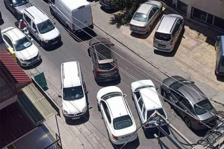 İzmir Buca'da kaza! İki otomobil çarpıştı