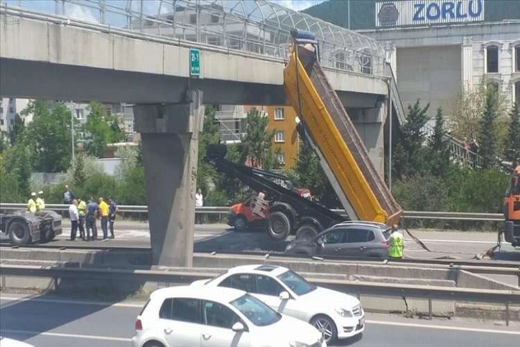 Sultanbeyli'de kamyonun damperi üst geçide çarptı