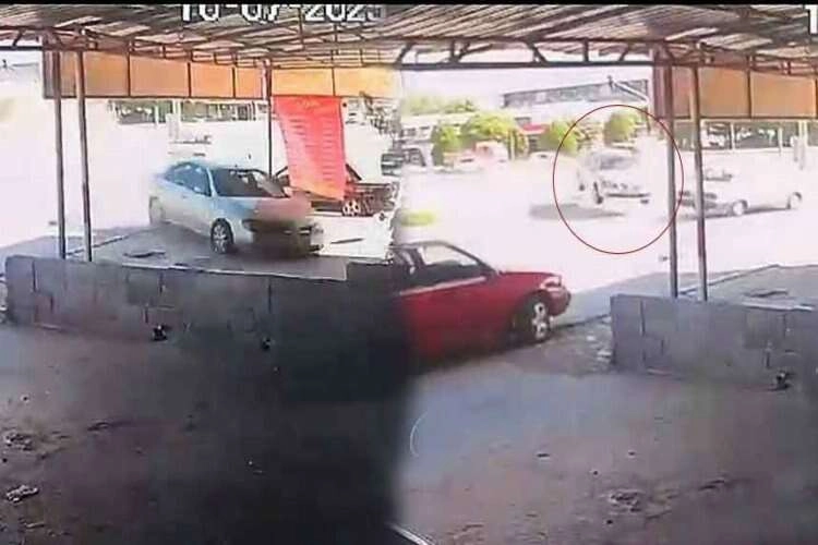 Kontrolden çıkan otomobil tamirhaneye girdi haberinin görseli