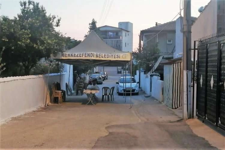 Küçük kız demir kapının altına kaldı haberinin görseli