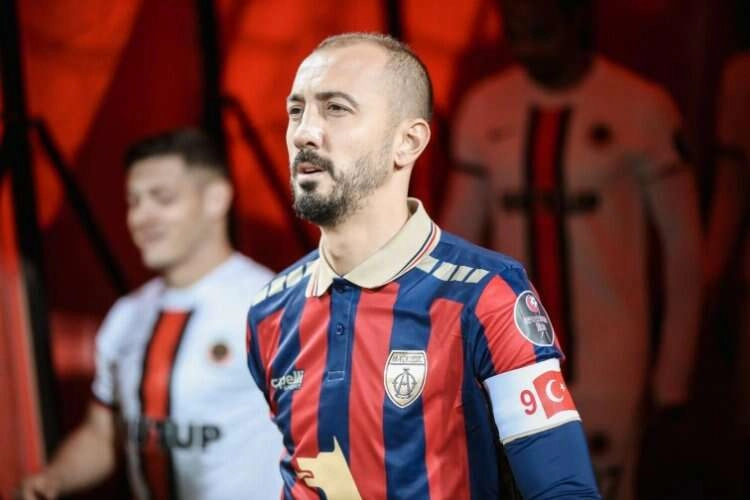 Ahmet İlhan Özek, kadroda yer almadı haberinin görseli