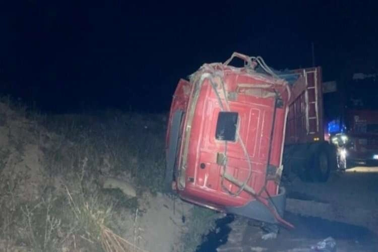 Kütahya'da tomruk yüklü tır devrildi haberinin görseli