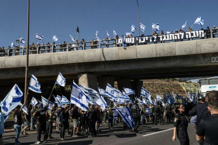 İsrail'de kitlesel protestolar düzenleniyor haberinin görseli