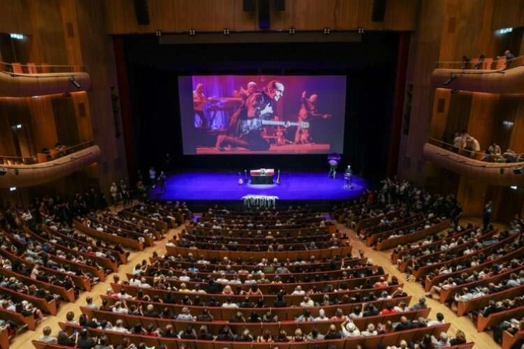 Özkan Uğur için İstanbul AKM'de veda töreni haberinin görseli