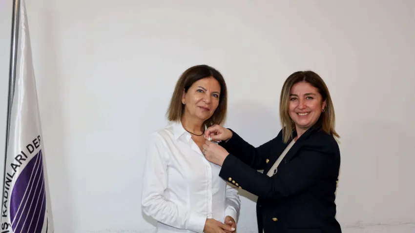 İZİKAD'a katılanlara rozetleri takılıyor