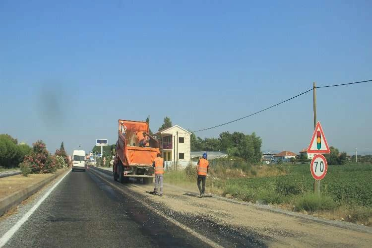 Aydın’da çöl sıcaklarından asfalt eridi haberinin görseli