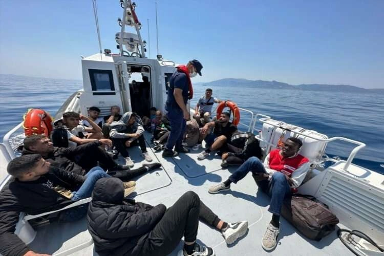 Karaburun açıklarında düzensiz göçmenler kurtarıldı haberinin görseli