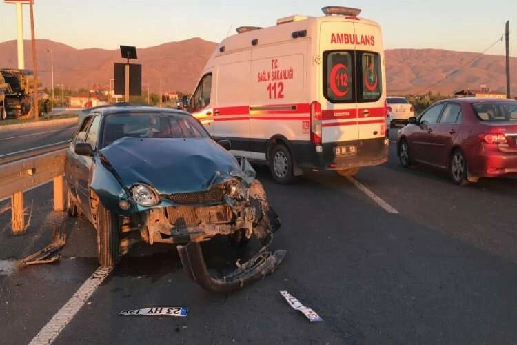 Elazığ’da trafik kazası! İki otomobil çarpıştı haberinin görseli