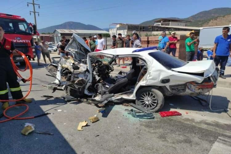 Karşı şeride geçen otomobil 3 araca birden çarptı haberinin görseli