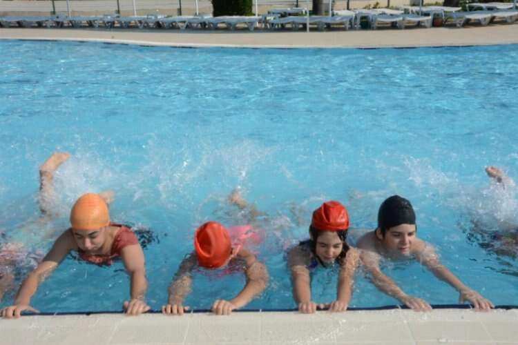 Torbalı'da yüzme kursları başladı haberinin görseli