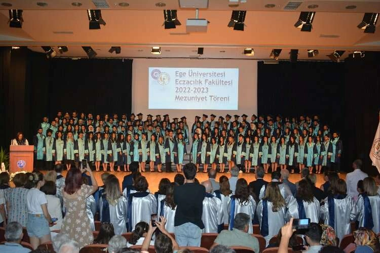Ege Üniversitesi'nden 134 eczacı mezun oldu haberinin görseli