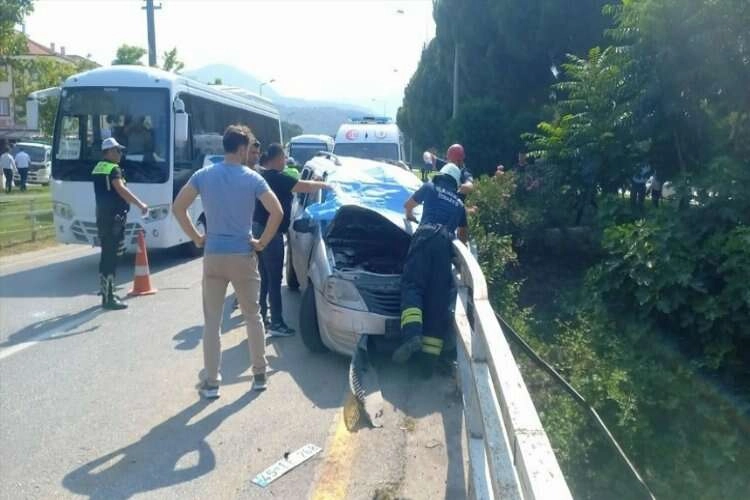Manisa'da kaza! Otomobil bariyere çarptı haberinin görseli