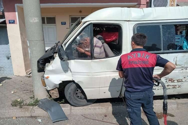 Minibüs aydınlatma direğine çarptı, 1 kişi yaralandı