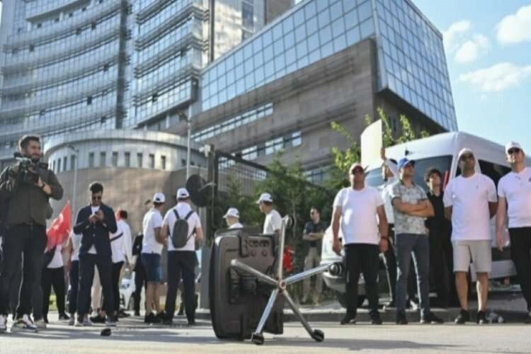 Tanju Özcan koltuk fırlattı: Şimdi in o koltuktan! haberinin görseli