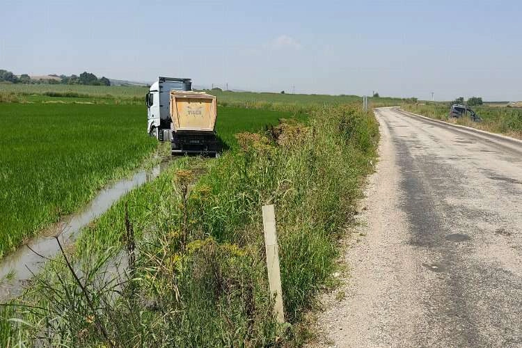 Edirne'de tır çeltik tarlasına girdi, çamura saplandı