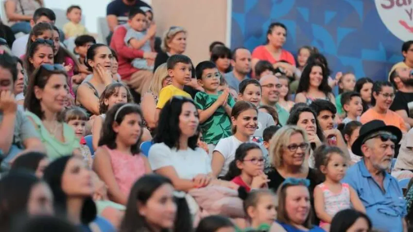 Aliağa Belediyesi ile SOCAR Türkiye iş birliğinde organize edilen ‘Aliağa Sanat Günleri’nde sanat şöleni üçüncü haftada da devam etti. Hafta boyunca gösterime sunulan açık havada sinema, çocuk tiyatrosu ve Aşkım Kapışmak ile 'İlişkiler Komedisi' 7’den 77’ye tüm Aliağalılara sanat dolu bir hafta yaşattı. 