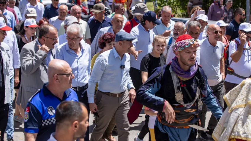 İzmir Büyükşehir Belediyesi'nin Küçük Menderes havzasında sürdürülebilir kalkınma, tarım dışı ekonomik faliyetleri çeşitlendirme ve yerel halkın gelir düzeyinin iyileşmesini hedefleyen kültür rotası Efeler Yolu'nun açılışı yapıldı. Açılışta konuşan Başkan Soyer, “Efeler Yolu deryayı fark etmemize imkan veren bir yolculuk. Gelecek nesillerin bugünü hatırlayacakları bir başlangıç. Efeler diyarı bu topraklarda, Cumhuriyetimizin 100. yılına girerken Anadolu kurtuluş mücadelesinin öncüleri, efelerin izinden gitmeye devam ediyoruz” dedi.
