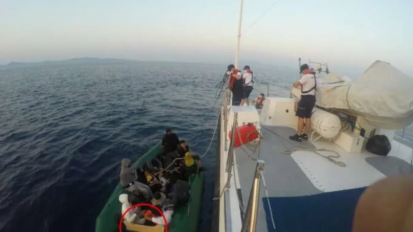 İzmir'in Foça ilçesi açıklarında, Yunanistan unsurları tarafından geri itilen lastik bot içerisindeki 22 göçmen kurtarıldı