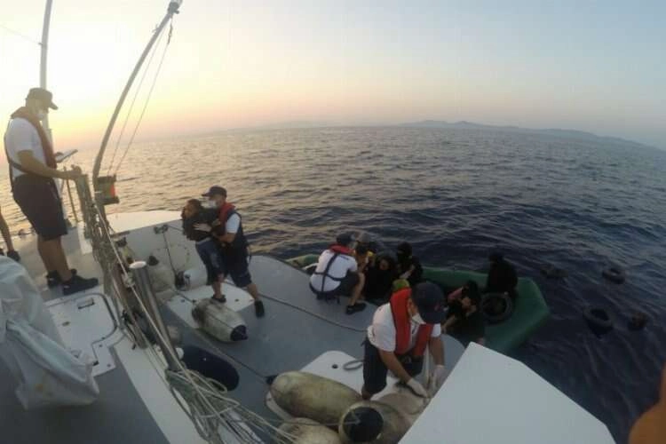 Foça'da Yunanistan'ın geri ittiği göçmenler kurtarıldı haberinin görseli