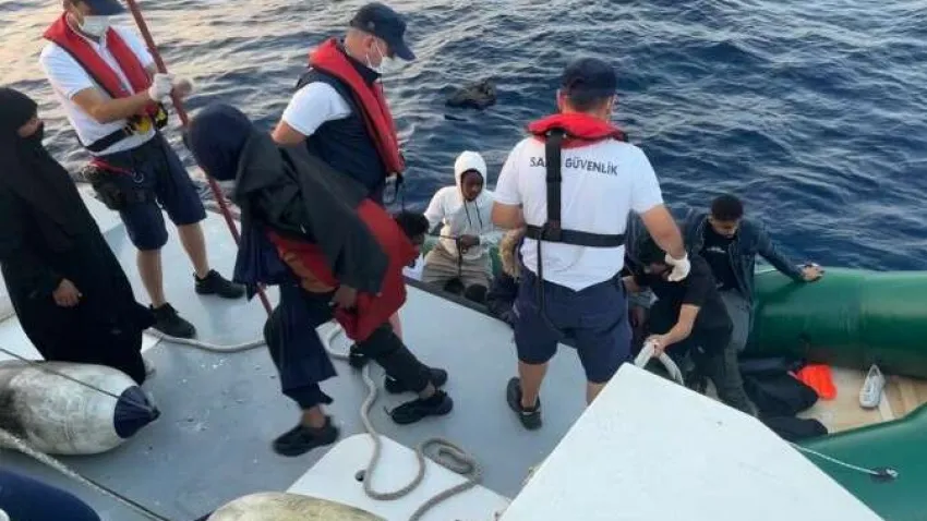 İzmir'in Foça ilçesi açıklarında, Yunanistan unsurları tarafından geri itilen lastik bot içerisindeki 22 göçmen, Sahil Güvenlik ekipleri tarafından kurtarıldı. O anlar ekipler tarafından görüntülendi.