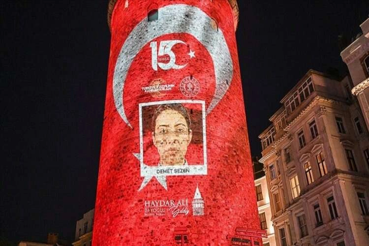 15 Temmuz şehitlerinin fotoğrafları Galata Kulesi'nde haberinin görseli