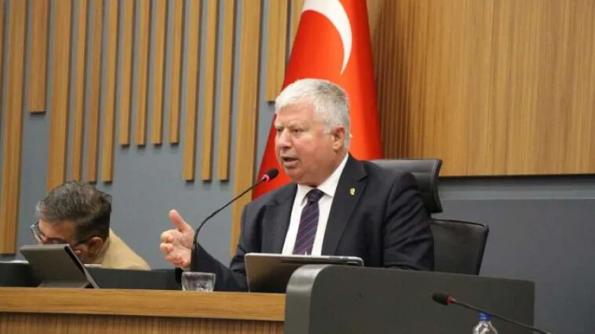 Oturuma, Büyükşehir’nin birimleri arasında yeni bir düzenlemeye gereksinim duyulması nedeniyle yeniden hazırlanan “Teşkilat Şeması” önergesine ilişkin yapılan tartışmalar damgasını vurdu. AK Parti tarafından yapılan eleştirilerde odak noktası Kentsel Dönüşüm Daire Başkanlığı’nın Deprem Daire Başkanlığı’na bağlanması olurken İZBETON ve kooperatif modeline gönderme yapıldı.
